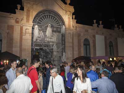 Miles de personas llenan el centro y convierten la tercera edicin de Almera en Negro en una noche terrorficamente divertida