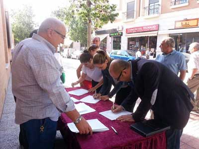Alcalde y concejales se suman a los vecinos y profesionales del Hospital en la recogida de firmas contra el cierre de camas