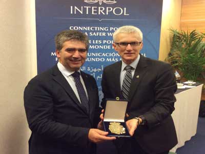 Interpol Espaa junto al Real Madrid se suman a la campaa de concienciacin Turn Back Crime contra el crimen organizado