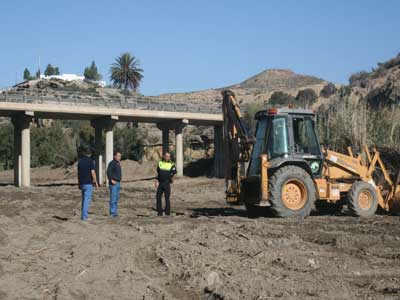 Noticia de Almera 24h: El Ayuntamiento limpia el cauce del ro bajo el Puente de El Argamasn