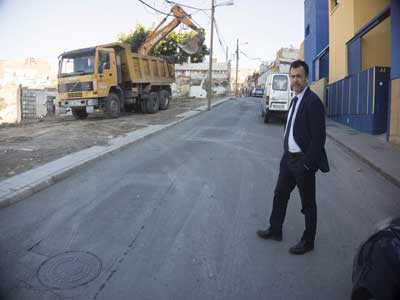 El Ayuntamiento inicia el desescombro y limpieza de un solar de 5.000 m2 abandonado por la Junta de Andaluca