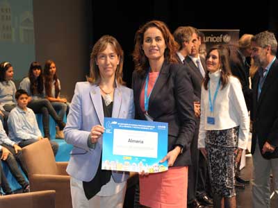 Noticia de Almera 24h: Isabel Fernndez recoge el premio de UNICEF al Ayuntamiento de Almera por sus buenas prcticas a favor de la infancia y adolescencia