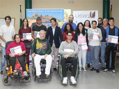 Los alumnos que han participado en el programa La discapacidad en primer plano reciben un diploma de la mano de Guzmn
