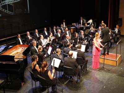 La Banda Municipal une msica y solidaridad en un concierto de cine