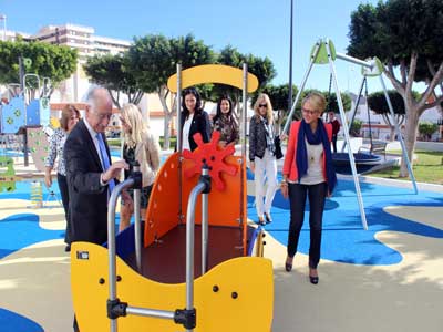 Gabriel Amat inaugura la Plaza Lanzarote, en Aguadulce