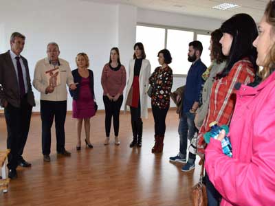 Trabajadores del Ayuntamiento de Vcar participan en un taller de cuidado de espalda 