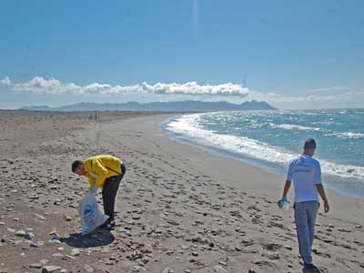 La Consejera de Medio Ambiente, empresas y asociaciones han limpiado hoy fondos y playas del Parque Natural Cabo de Gata-Njar