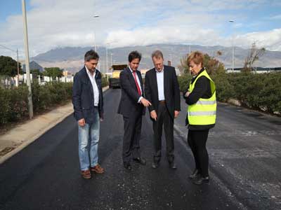 Noticia de Almera 24h: La carretera de Almerimar ver aumentado el grosor de su asfalto con una inversin que supera los 500.000 euros