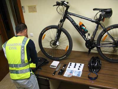 Noticia de Almería 24h: La Guardia Civil detiene a un pequeño traficante de drogas que atendía a sus clientes en bicicleta