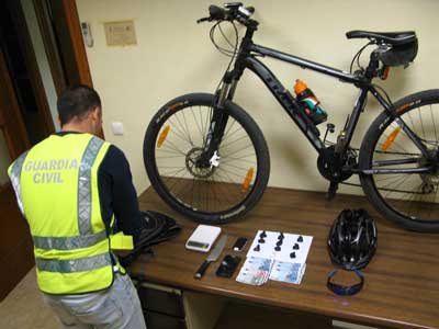 La Guardia Civil detiene a un pequeo traficante de drogas que atenda a sus clientes en bicicleta