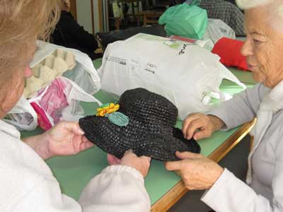 Una veintena de personas mayores participa en talleres de artesana con residuos con el programa Recapacicla de la Junta