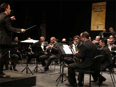 La Banda Municipal de Música realiza otro ejercicio de versatilidad en el Apolo