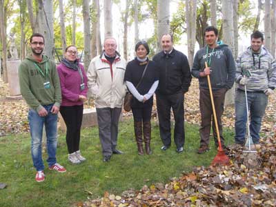 José Manuel Ortiz y la alcaldesa de Chirivel, Emma Sola, junto con los jóvenes contratados por Emple@Joven, en el parque del municipio