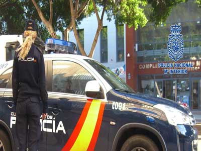 Dos agentes de la Polica Nacional  auxilian a un anciano que se cay en su casa  y se fractur la cadera