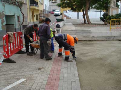 El Ayuntamiento acomete obras de mejora del acerado y adoquinado del ncleo urbano