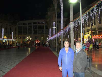Noticia de Almera 24h: El municipio luce desde anoche su iluminacin de Navidad con ms puntos de luz y arcos decorativos