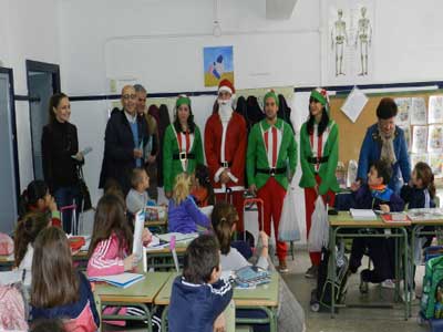 El Alcalde entrega a los nios las cartas de Navidad acompaado de Pap Noel y sus Elfos