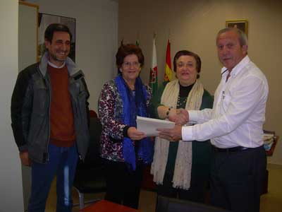 El ayuntamiento entrega una nueva subvención de 3000 euros a Cáritas Parroquial