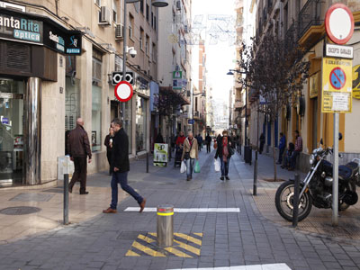 Noticia de Almera 24h: El Ayuntamiento pone en servicio el sistema de pilonas automticas para la zona peatonal