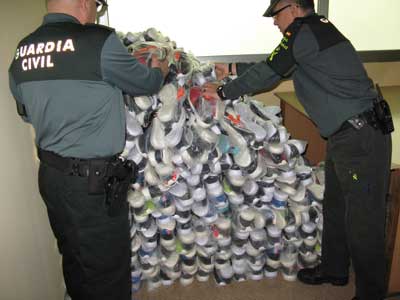 La Guardia Civil interviene ms de 700 pares de zapatillas deportivas en el puerto de Almera