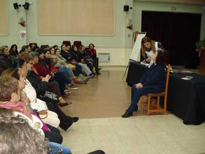 Mujeres de Gdor participan en un taller sobre tcnicas de automaquillaje