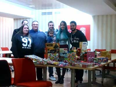 Juventudes Socialistas de Almera recoge alimentos y juguetes para su distribucin por la Cruz Roja