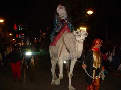 La ya tradicional cabalgata de Reyes Magos en camello traer ilusin y regalos a los nios y nias