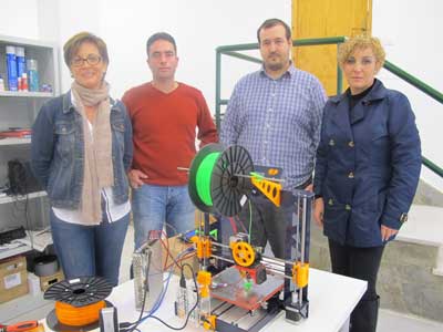 Jvenes usuarios del centro Guadalinfo de Uleila del Campo construyen y aprenden a manejar una impresora 3D