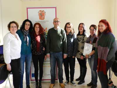 El Alcalde de Hurcal-Overa firma el convenio con las participantes en el proyecto EUREN que viajarn a Portugal en marzo