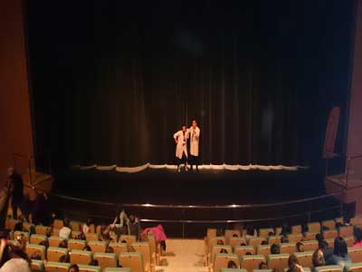 Casi un millar de nios pasan por la jornada de Teatro Cientfico escolar en Hurcal-Overa