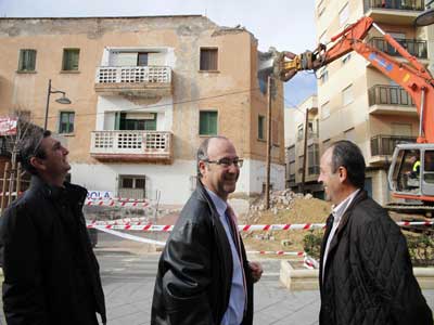 El Ayuntamiento inicia las demoliciones de las Casas de los Maestros, en la Avenida de Vilches