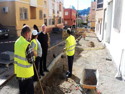 El Ayuntamiento renueva el acerado en las calles Crdoba y Melilla