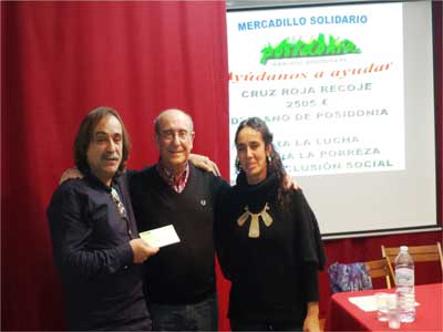 Posidonia califica al VIII Mercadillo Solidario como el de la 'adversidad' durante el acto de entrega a Cruz Roja del dinero recaudado