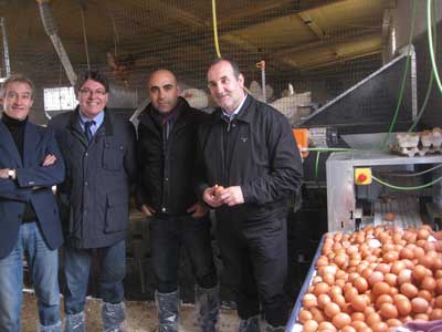 El delegado de Agricultura destaca la produccin de huevos ecolgicos como alternativa para el autoempleo en zonas rurales