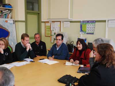 El alcalde y la delegada de educacin mantienen una reunin con la comunidad escolar del colegio Andaluca para estudiar las actuaciones en el centro