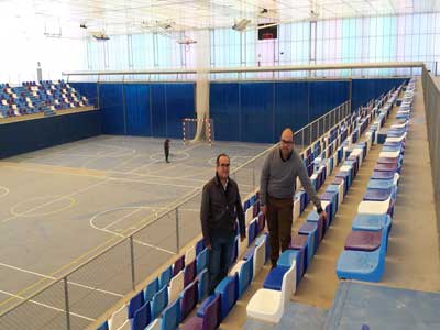 El Ayuntamiento instala los 1.000 asientos del pabelln polideportivo