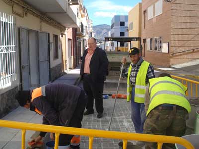 El Ayuntamiento de Gdor acomete las obras  de mejora del acerado de calle La Paz