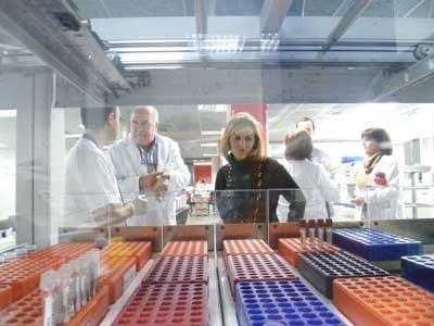 El laboratorio del Hospital de Poniente analiza ms de 1.500 muestras diarias