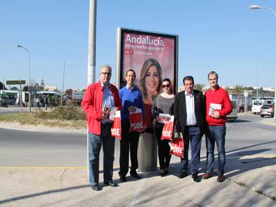 Los candidatos socialistas ejidenses a la alcalda y al Parlamento de Andaluca visitan el mercadillo