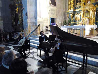 Concerto Zapico deleita en la Iglesia de las Claras con su repertorio latino