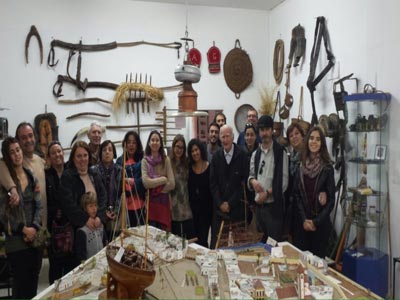 Un grupo de veinte personas de la Asociacin Posidonia visita el Museo Gabriel Cara 