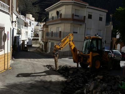 Gracias a Diputacin, se sustituye la red de abastecimiento y saneamiento de la Carretera de Almera a su paso por el municipio
