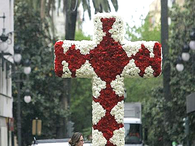 El Casco Histrico de la capital se engalana con flores para celebrar Las Cruces de Mayo