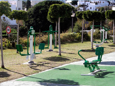 El Ayuntamiento instala un segundo Parque Biosaludable en la Playa de las Ventanicas