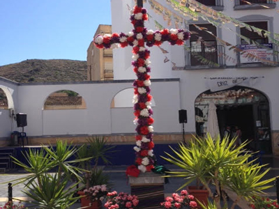 Inmejorable ambiente en las Cruces de Mayo de Berja