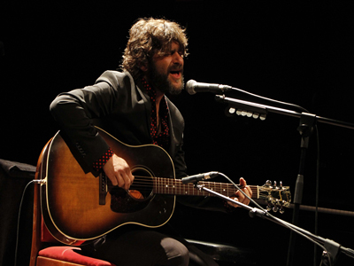 Quique Gonzlez comparte canciones, guitarra y piano con sus fans en un repleto teatro Apolo