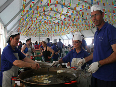 Santa Mara del guila celebra sus fiestas patronales con la tradicional degustacin de huevos fritos con chorizo 