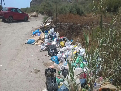 La Asociacin Amigos del Parque Natural de Cabo de Gata-Nijar denuncia suciedad en Cala del Plomo