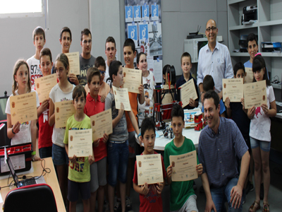 El Alcalde entrega los diplomas a los alumnos de la primera edicin del Taller de Robtica