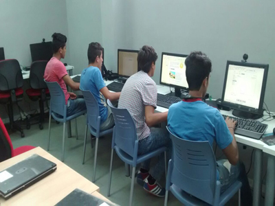 Alumnos del centro de menores inmigrantes se forman en Iniciacin a la Informtica e Internet